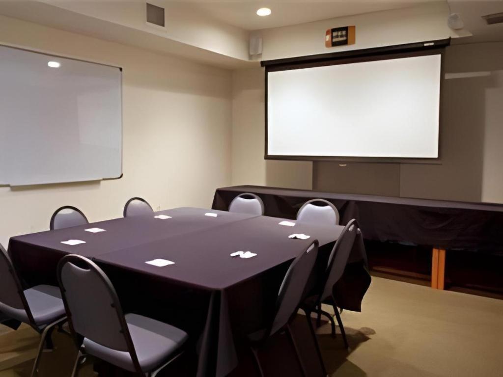 Holiday Inn Express Hotel & Suites Columbus By Ihg Exterior foto