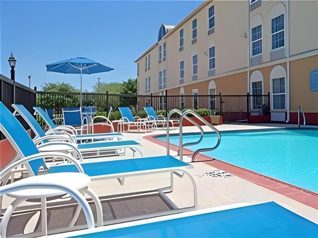 Holiday Inn Express Hotel & Suites Columbus By Ihg Exterior foto