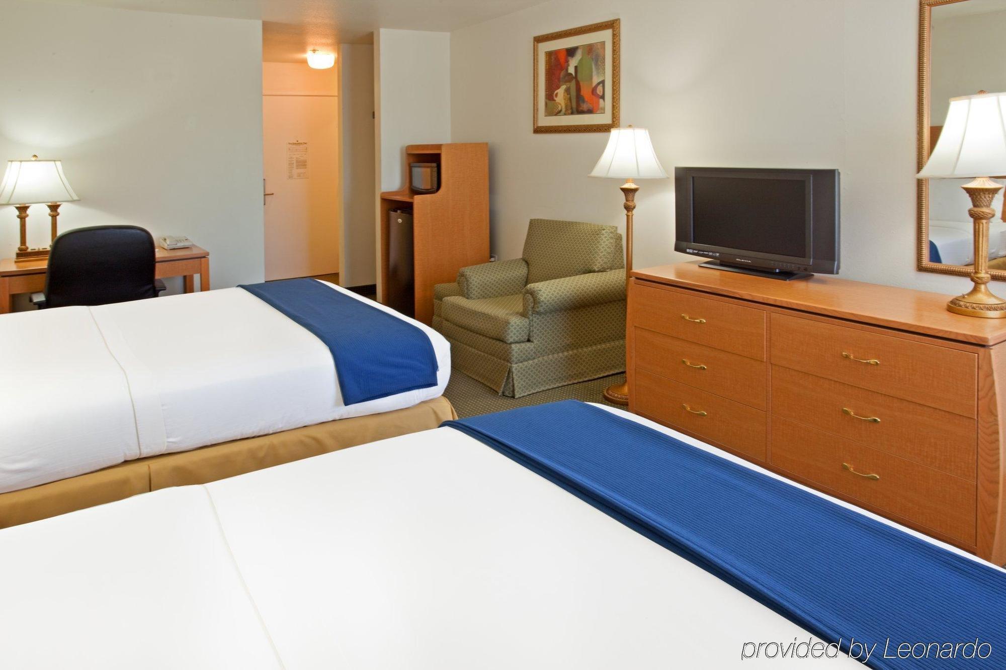 Holiday Inn Express Hotel & Suites Columbus By Ihg Habitación foto